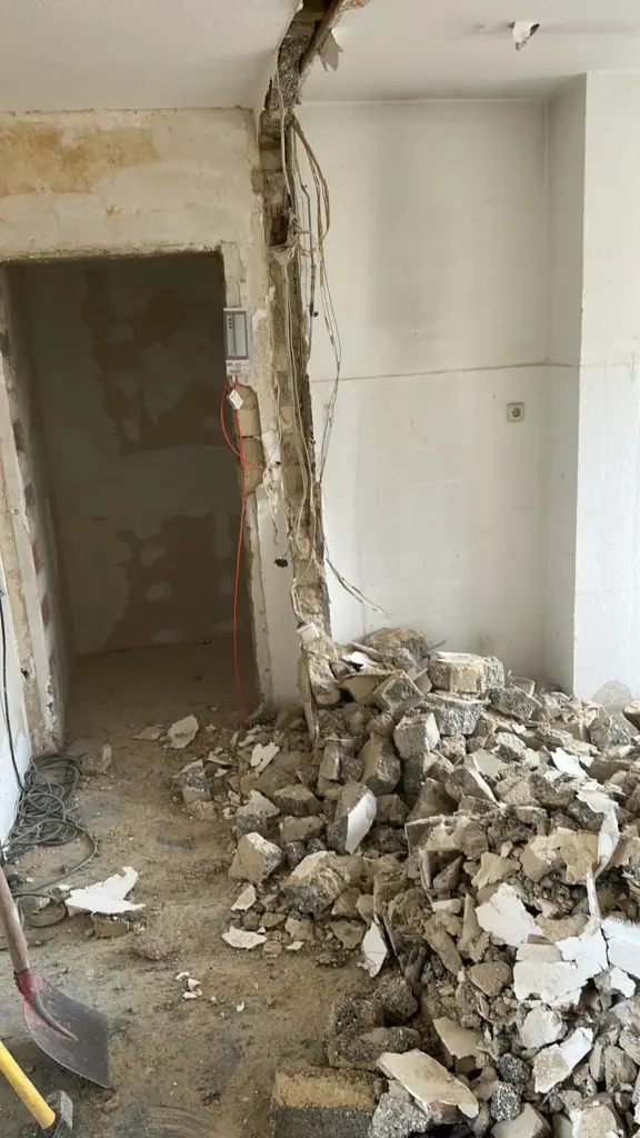 Bauschutt nach dem Abbruch einer Innenwand in einer Wohnung