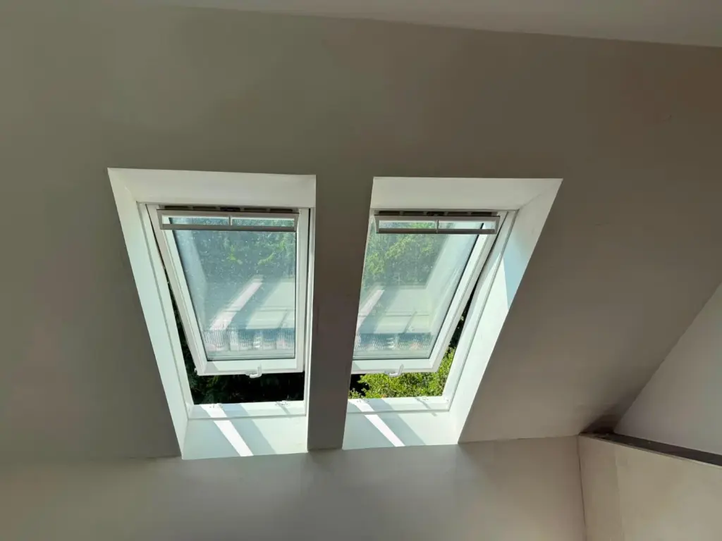 Dachfensterlaibungen im Dachgeschoss mit Gipskarton verkleidet