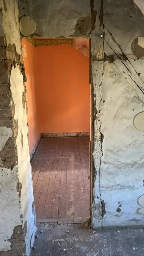 Freigelegter Durchgang im Altbau mit alter Dielung