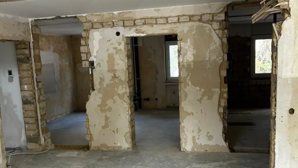 Entkernte Wohnung nach dem Rückbau der Innenwände, Estrich freigelegt