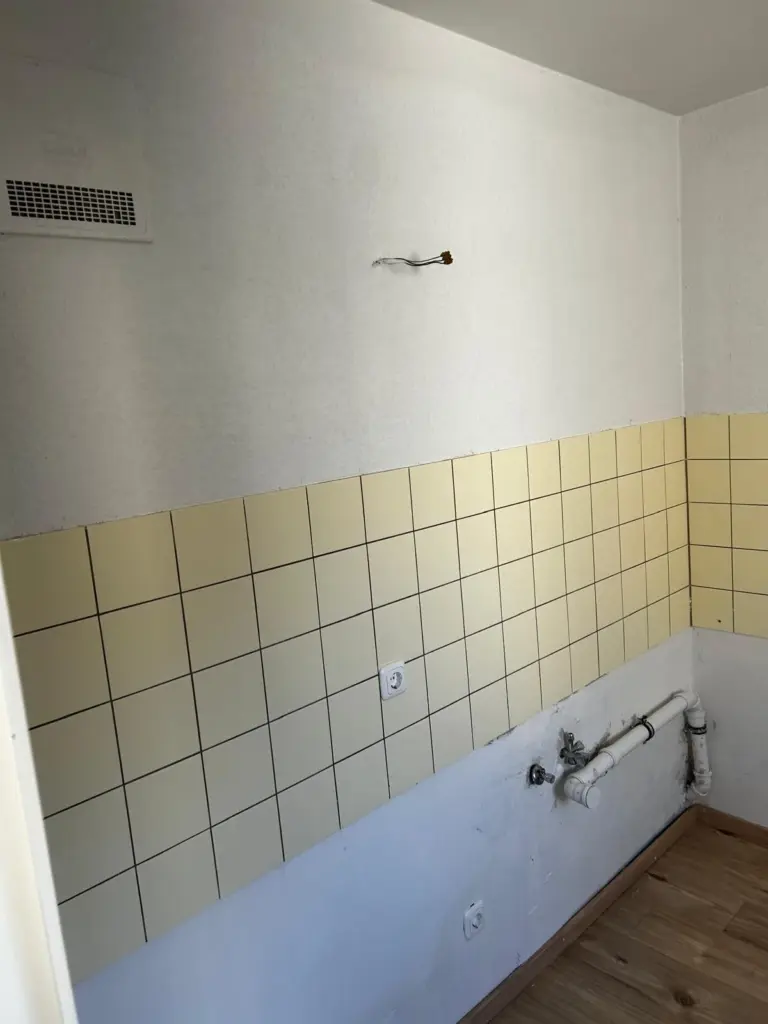 Küche einer Mietwohnung nach der Sanierung mit frischen Wandflächen