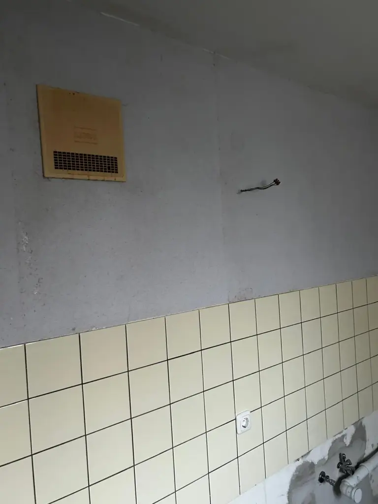Küche einer leerstehenden Wohnung vor der Sanierung