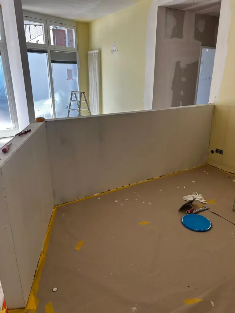 Neue Trockenbauwände in einer Gewerbefläche vor dem Spachteln