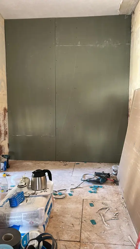 Wand aus imprägnierten Gipskartonplatten in einem Feuchtraum